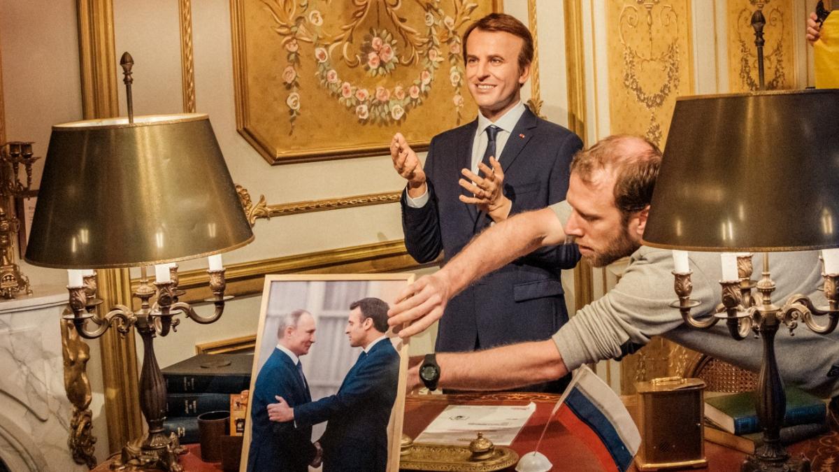 statuia de ceara a lui macron a fost furata dintr un muzeu si dusa la ambasada rusiei din paris