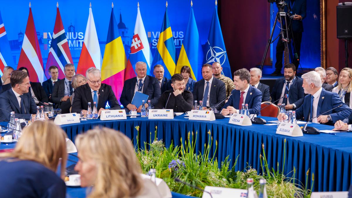 volodimir zelenski si nicusor dan in conferinta de presa amenintarea rusiei nu e doar militara putin nu trebuie sa primeasca nimic