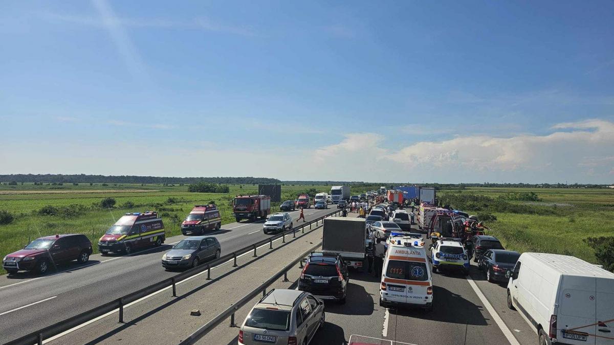 accident teribil pe a1 intre 3 tir uri si 5 masini o persoana a murit alte 8 sunt ranite a fost activat planul rosu accident teribil pe a1 intre 3 tir uri si 5 masini o persoana a murit alte 8 sunt ranite a fost activat planul rosu
