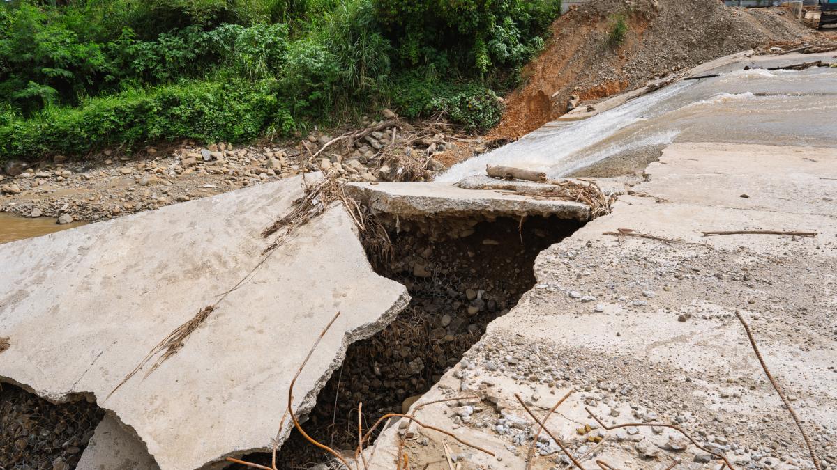 alunecare de teren in breaza falia se intinde pe 5000 de mp si ameninta casele din zona