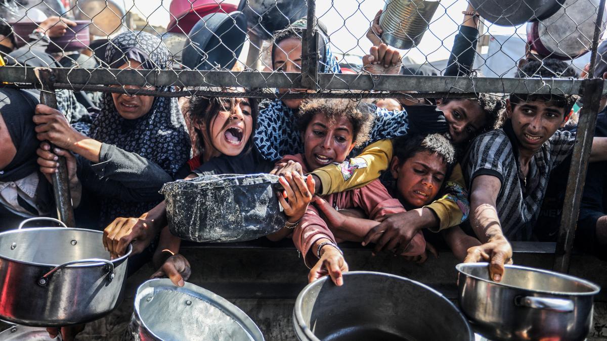 carnagiu in gaza idf a tras din nou in oamenii flamanzi care asteptau ajutor umanitar cel putin 27 de morti inclusiv copii