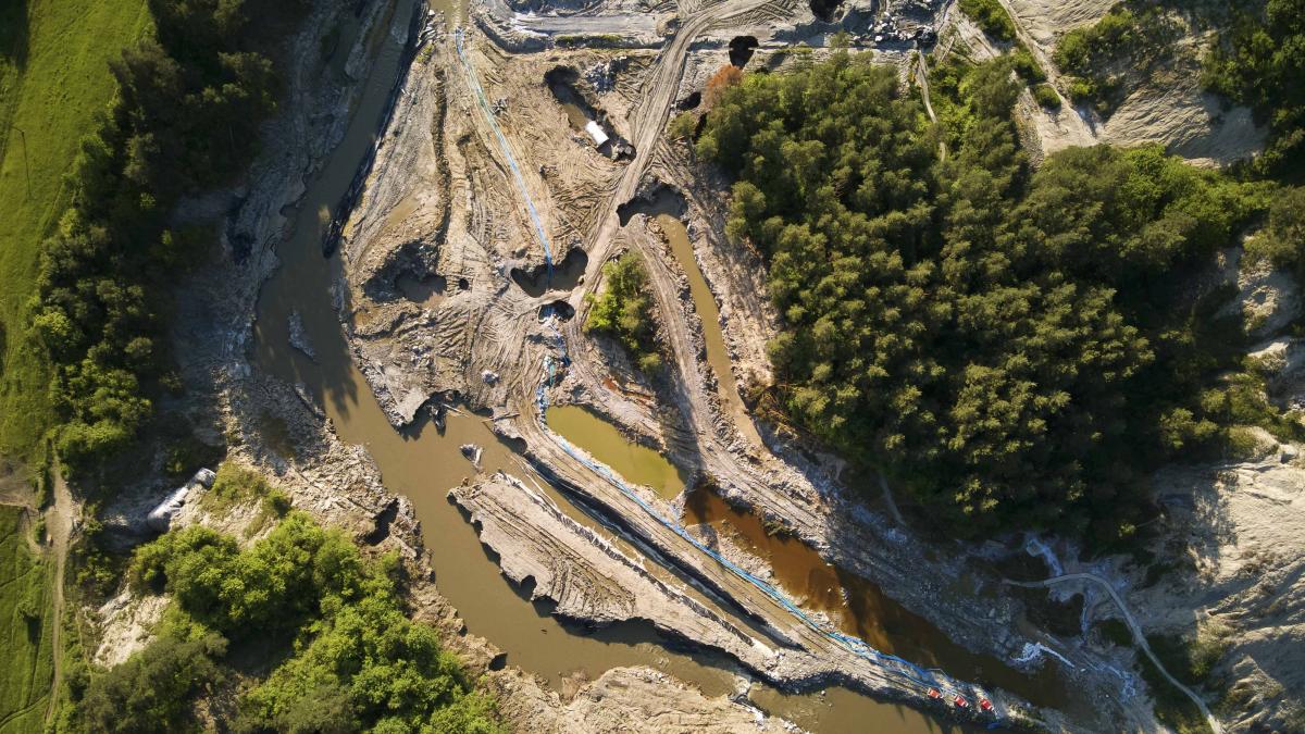 imagini din drona cu dezastrul de la praid vechea mina risca sa se prabuseasca gauri uriase in albia paraului corund