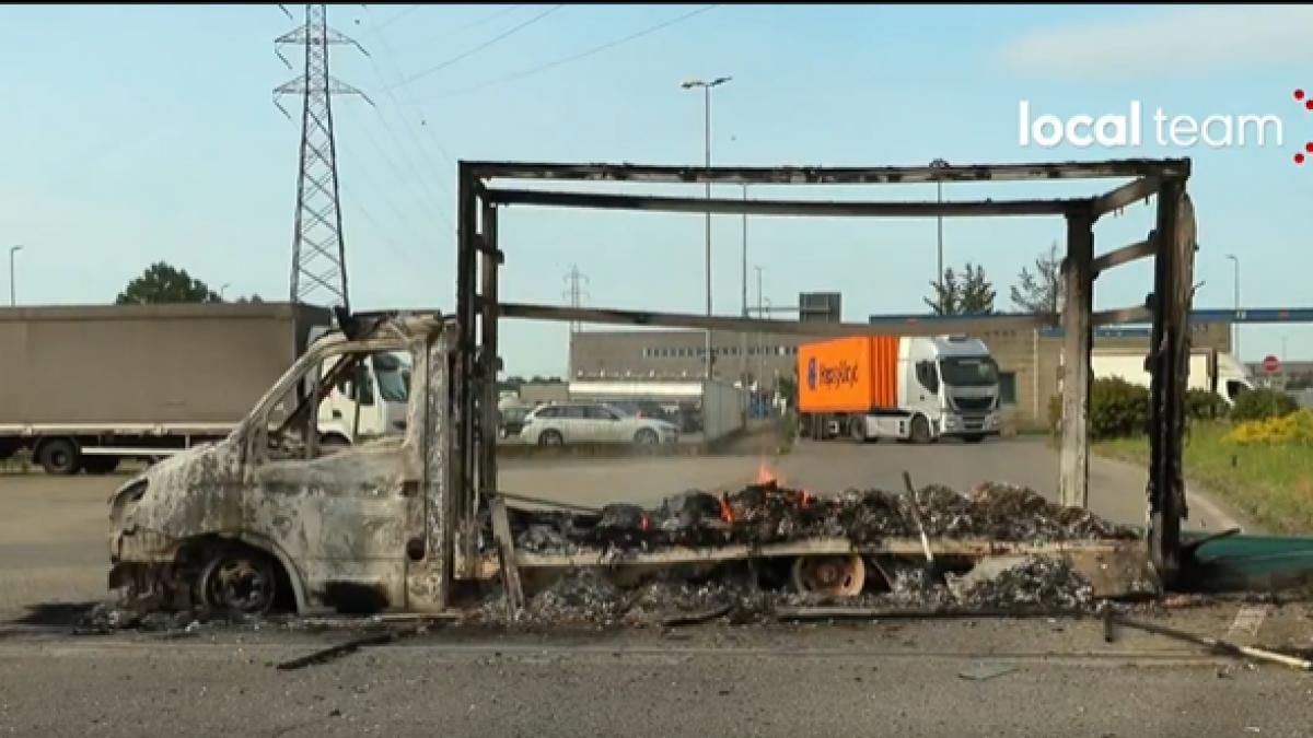 impuscaturi si masini incendiate in apropiere de milano o banda de hoti a jefuit un depozit