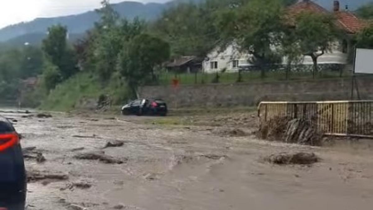 ploile torentiale au facut ravagii in hunedoara drumuri inghitite de ape si noroi case si gospodarii distruse de viituri