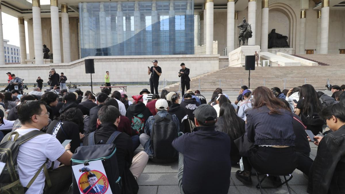 tara dintre rusia si china unde populatia cere in strada demisia premierului oamenii sunt satui de coruptie si de bogatia elitelor