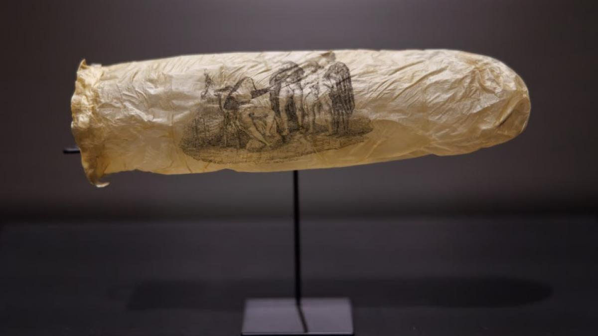 un prezervativ vechi de 200 de ani a ajuns piesa de muzeu in amsterdam este si gravat credem ca n a fost folosit