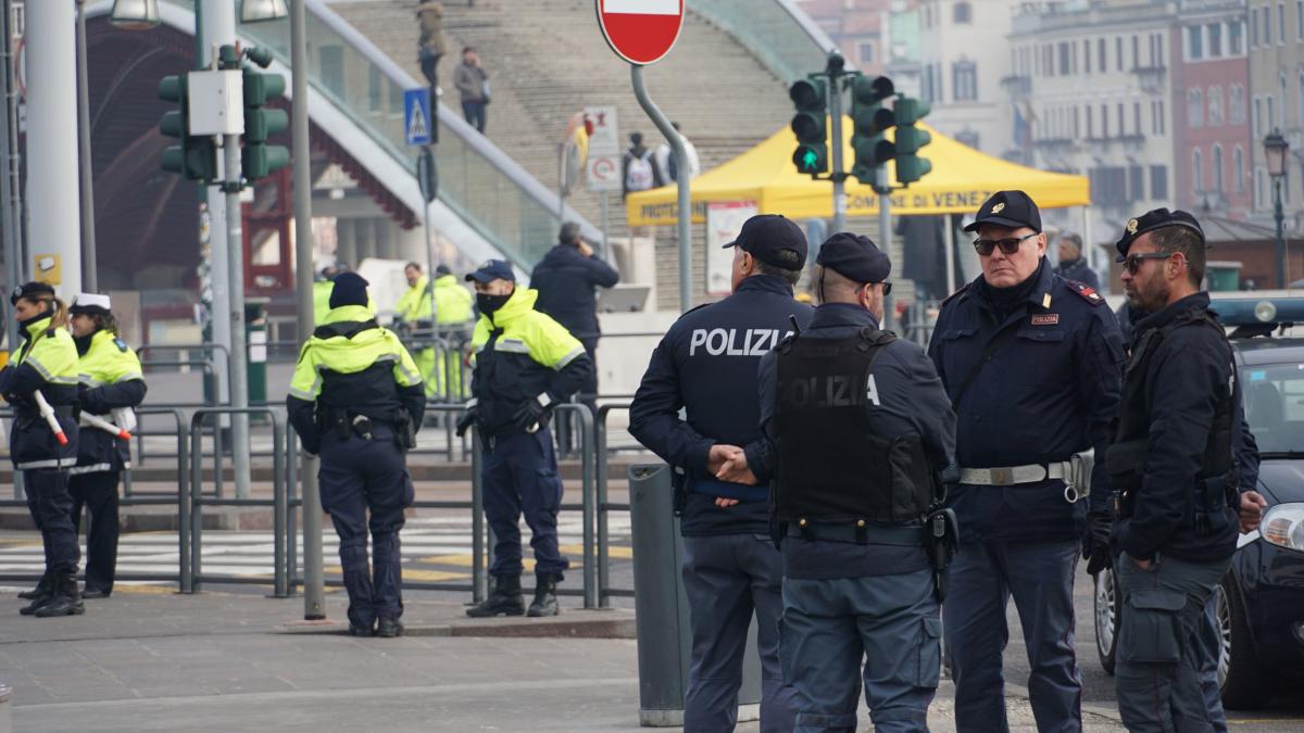 video un copac a cazut pe cea mai aglomerata strada din venetia 12 oameni au fost raniti