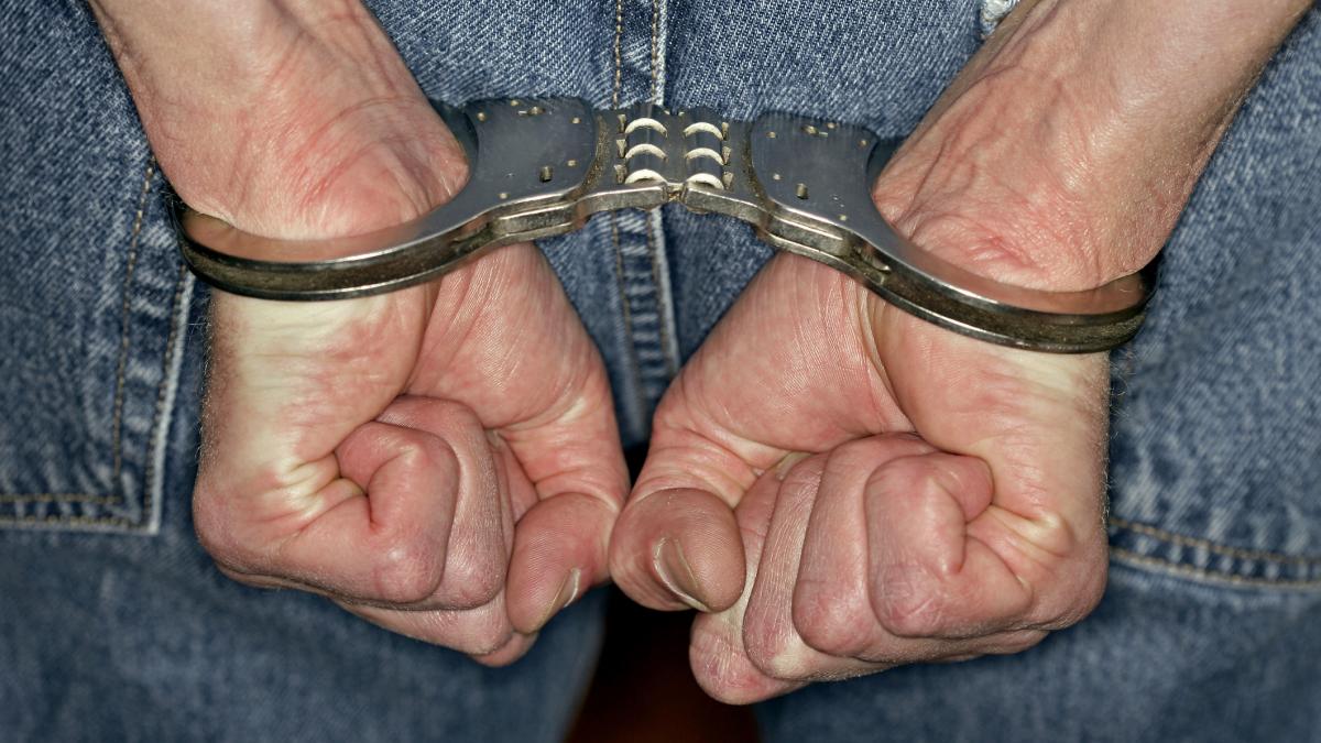 o femeie a fost lovita si sechestrata in propria locuinta de fostul iubit politistii l au prins pe individ chiar in timpul agresiunii