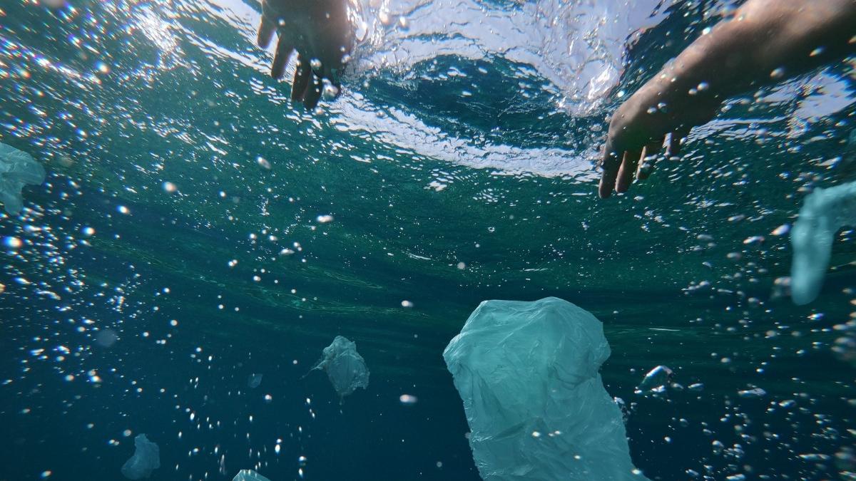 solutie pentru reducerea poluarii oceanelor cercetatorii japonezi au creat un plastic care se dizolva in apa in doar cateva ore