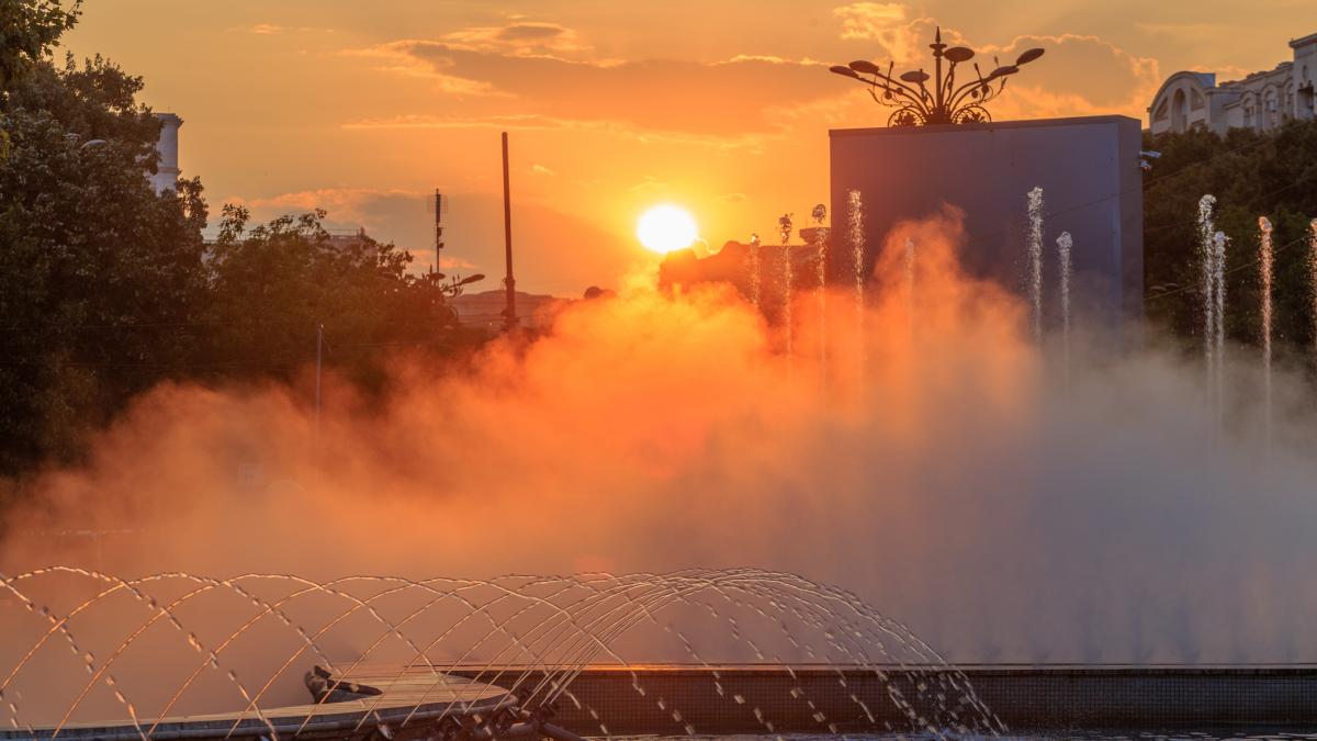 bucurestiul lovit de primul val de canicula din aceasta vara ce masuri iau autoritatile perdele de apa fantani si cismele publice