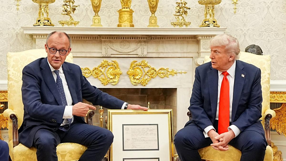 merz s a intalnit cu donald trump la casa alba cancelarul i a facut cadou certificatul de nastere al bunicului sau friedrick trump