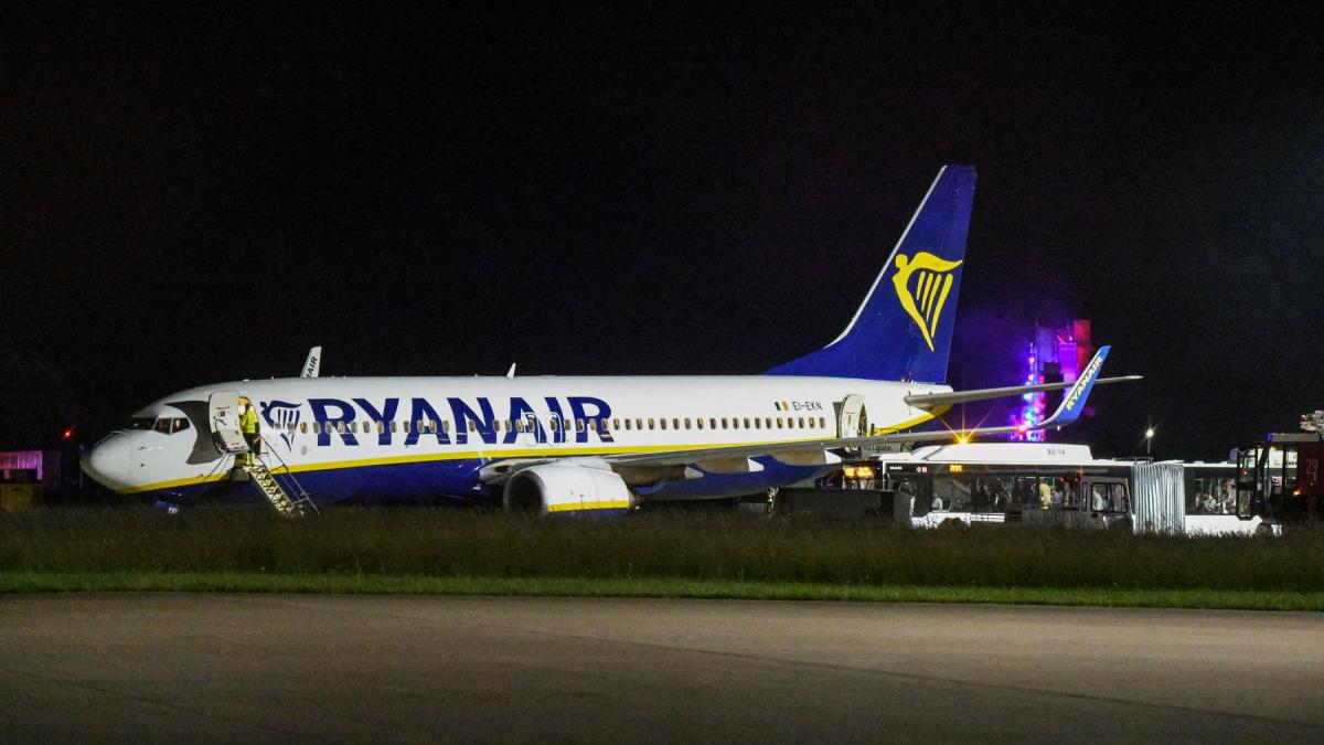 panica la bordul unui avion ryanair noua pasageri raniti dupa ce aeronava a aterizat de urgenta