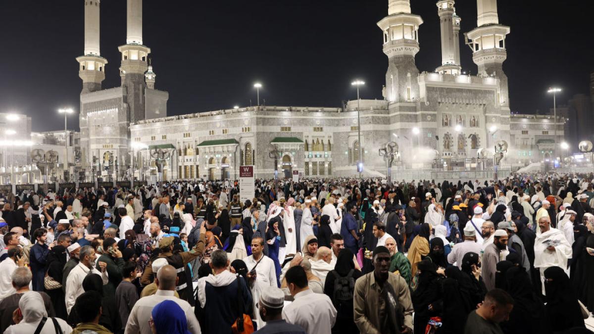 peste 1 4 milioane de musulmani merg la mecca unde vor fi 44 grade arabia saudita ia masuri inedite si ii va supraveghea cu drone