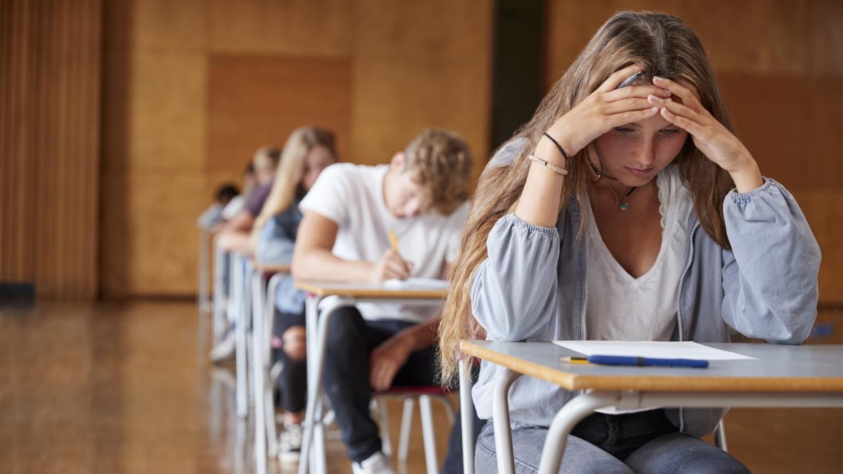 Totul despre Bac 2025: Media minimă, cu ce ai voie să scrii, obiecte interzise în sala de examen și alte reguli