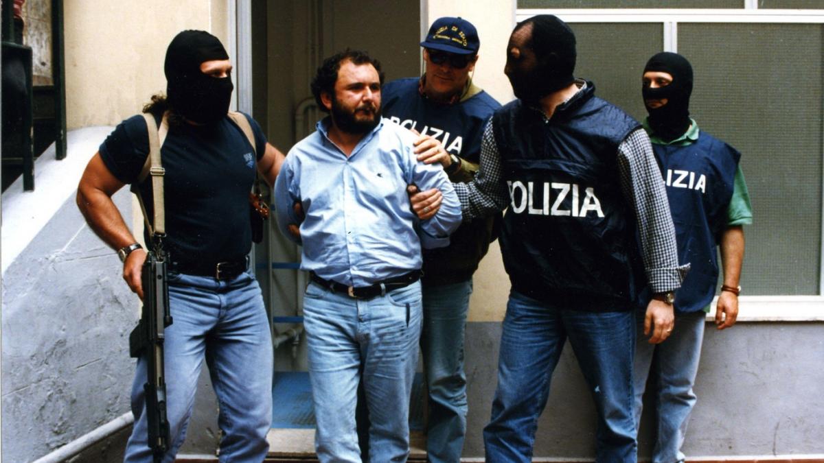 un asasin al cosei nostra care a recunoscut 150 de crime este liber datorita unui act al unui judecator pe care chiar el l a ucis