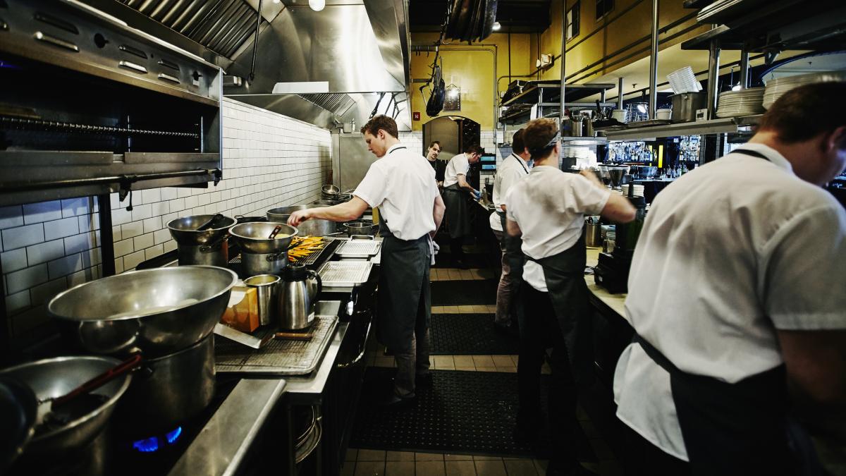 un patron din costinesti a fost filmat in timp ce isi umilea angajatii tineri altul care se crede stapan peste sclavi