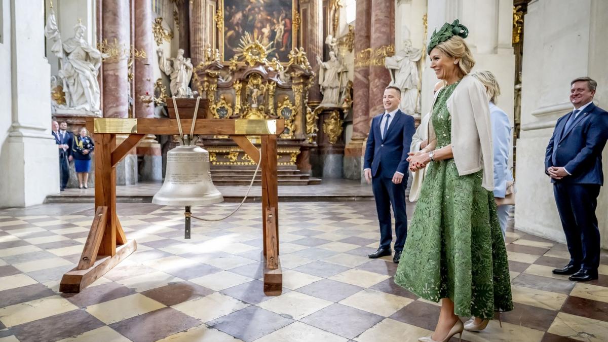 clopotul libertatii realizat din fragmente de arme ucrainene si cu inima de otel dintr o racheta s 300 va bate la praga