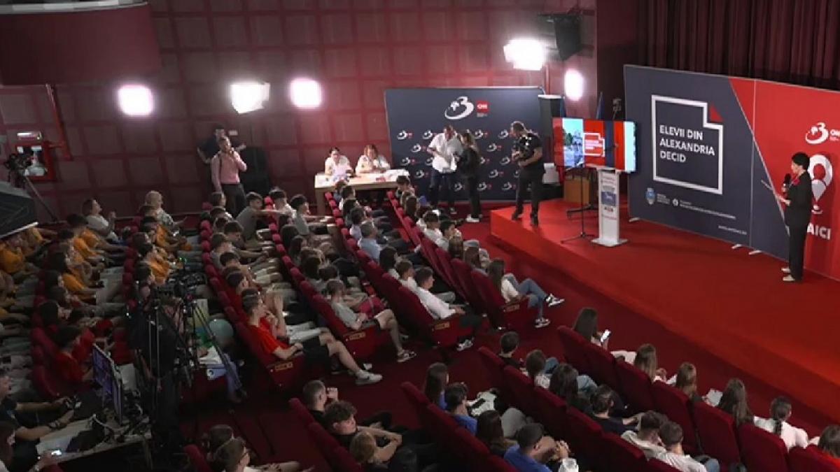 elevii din alexandria si au ales primarul si consilierii locali pentru urmatorii 2 ani pot veni cu proiecte pentru comunitatea lor