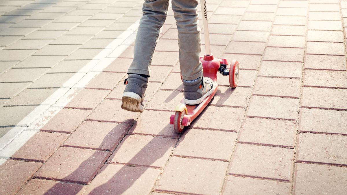 o eleva de la o scoala din timis a fost palmuita de o profesoara dupa ce a intrat cu trotineta in clasa
