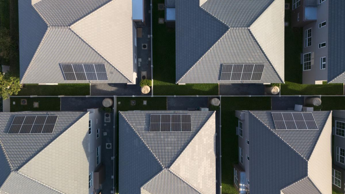 acoperisurile reflectorizante racoresc orasele si reduc facturile la energie de ce industria lupta impotriva lor