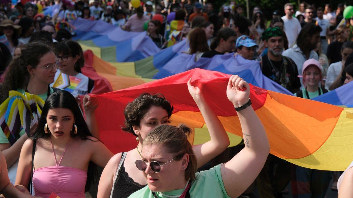 Cinci suspecți, prinși cu ouă asupra lor înaintea marșului Bucharest Pride. "Suspiciuni rezonabile că urmau să fie folosite ilegal"