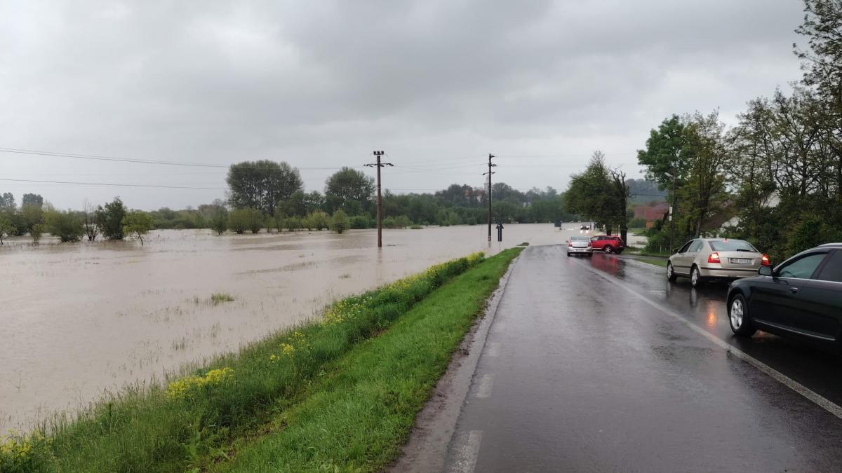 Debitele râurilor vor începe să scadă în următoarele 24 de ore. Sunt însă și excepții, iar în acele zone e pericol de inundații