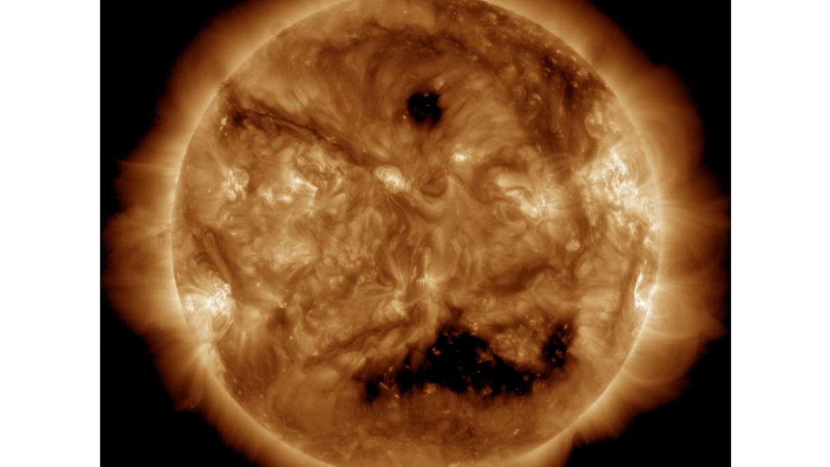 o gaura uriasa s a deschis pe soare de marimea a cinci planete jupiter puse una langa alta