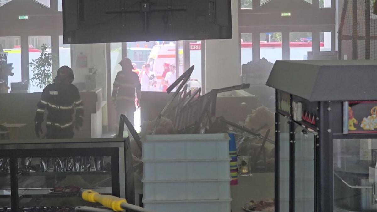 tavanul unei cladiri s a prabusit peste copiii care venisera la o petrecere in botosani mai multe victime transportate la spital