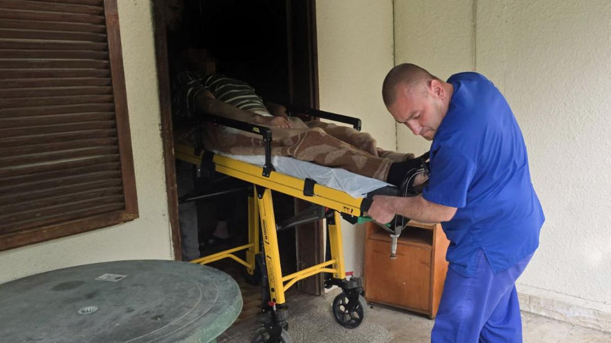 legati sedati si incuiati pe dinauntru medicul venea doar cand mai murea vreunul caminele groazei calcate de politie in bulgaria