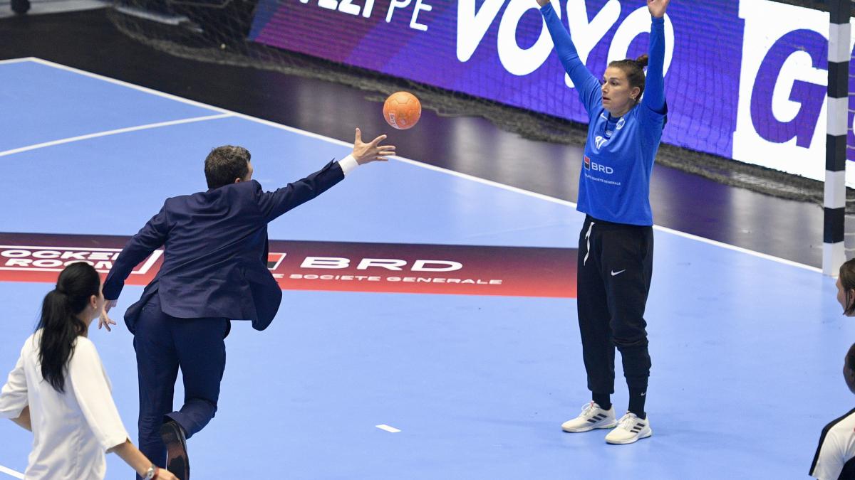 nicusor dan dupa ce a ratat lovitura de la 7 m la gala neagu am jucat handbal in scoala dar nu aveam lipici pe minge