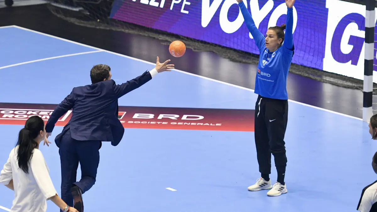 nicusor dan dupa ce a ratat lovitura de la 7 m la gala neagu am jucat handbal in scoala dar nu aveam lipici pe minge