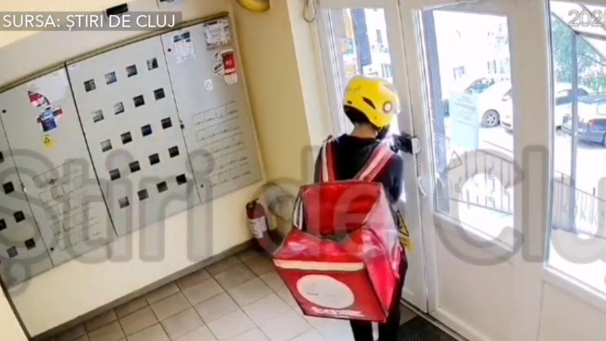 o femeie din cluj si a comandat mancare iar curierul i a adus o la bloc apoi s a intamplat ceva revoltator momentul a fost filmat