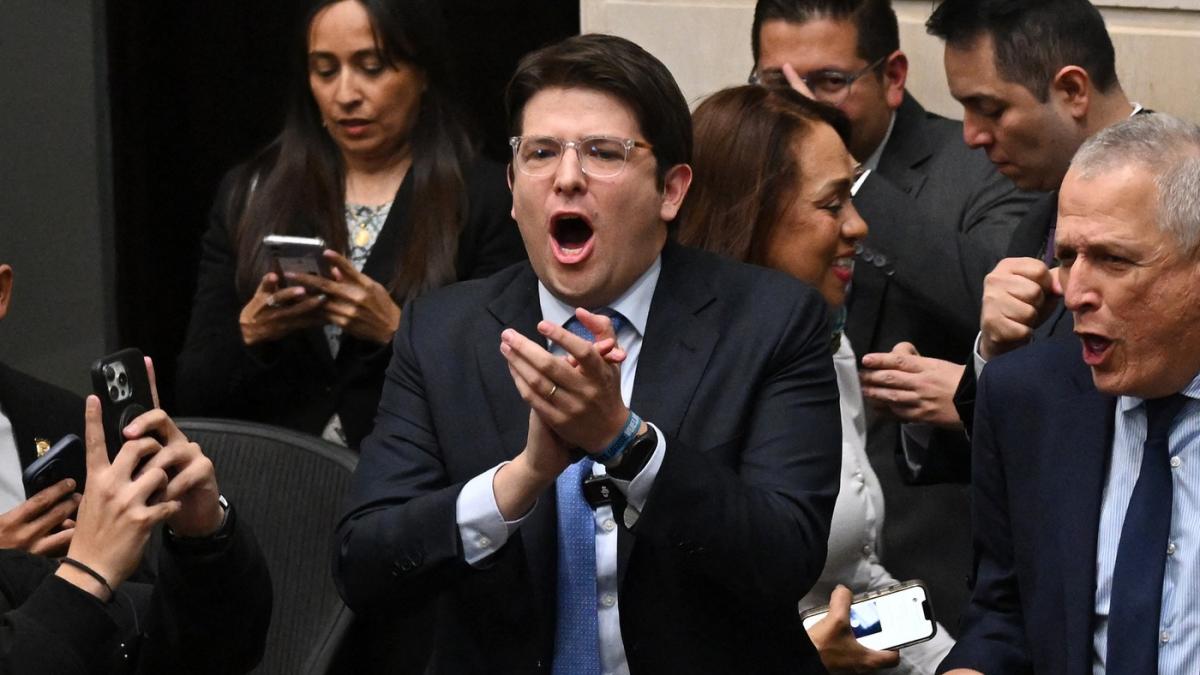 un candidat la presedintie a fost impuscat de doua ori in cap la un miting electoral in columbia atacatorul are 15 ani