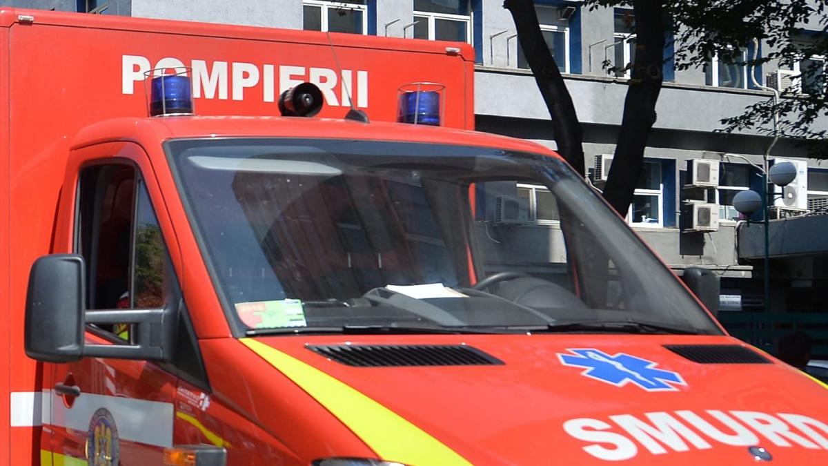 un sofer smurd a fortat trecerea printre barierele de cale ferata pentru a ajunge la un accident grav apoi a fost chemat la politie
