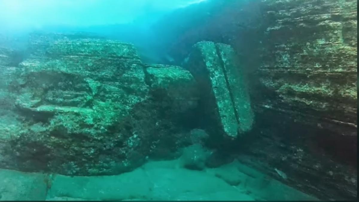 unul dintre cele mai mari mistere nerezolvate ale lumii o piramida subacvatica e in largul japoniei si nu se stie cine a construit o