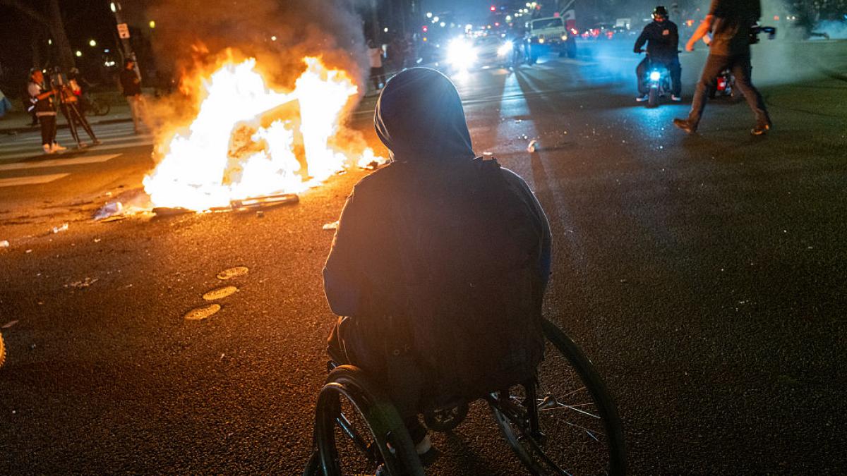cum au erupt protestele violente din los angeles zvonuri legate de un raid anti imigratie au aprins tensiunile