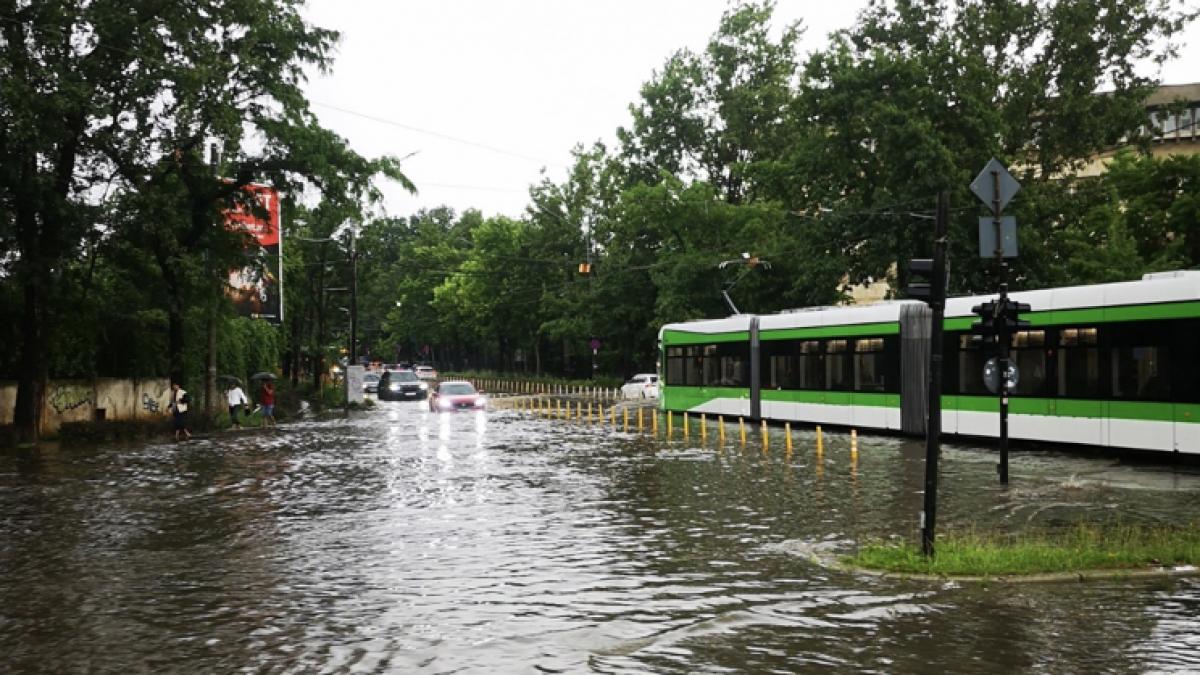 ploaia torentiala din bucuresti a afectat circulatia mijloacelor de transport in comun mai multe linii stb sunt blocate