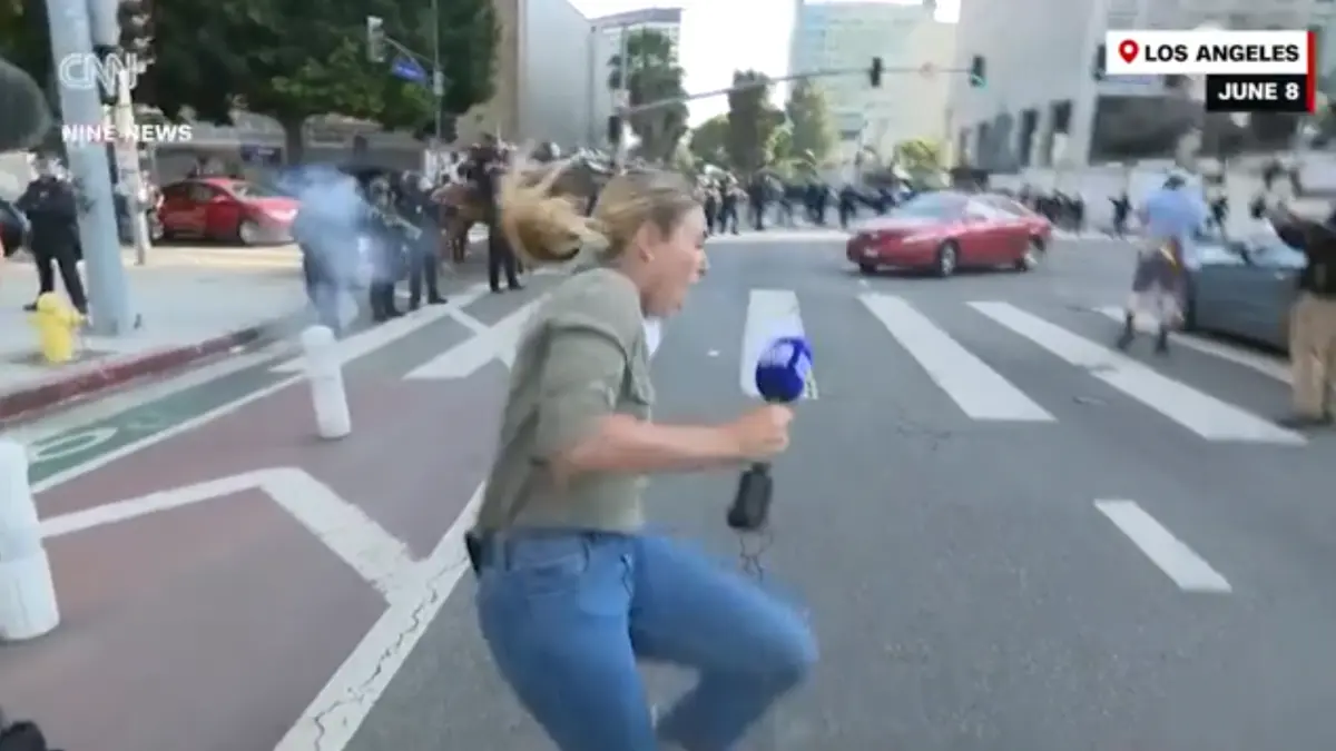 politistii din l a au impuscat o jurnalista australiana in timpul unui reportaj live momentul s a viralizat pe retelele sociale