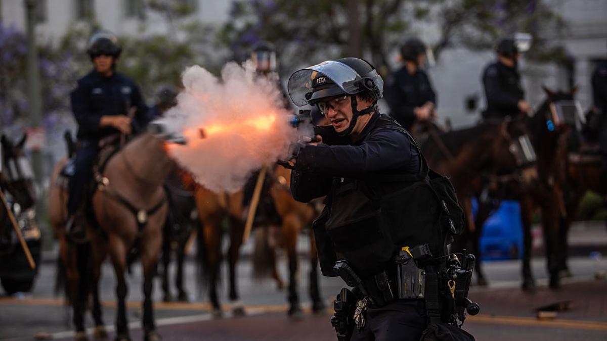 Polițiști trag cu lansatoare de grenade