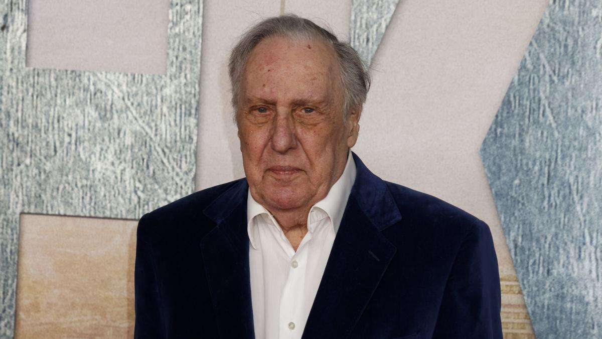 scriitorul frederick forsyth a murit la 86 de ani povestea fostului spion care a cucerit lumea cu bestsellerul ziua sacalului