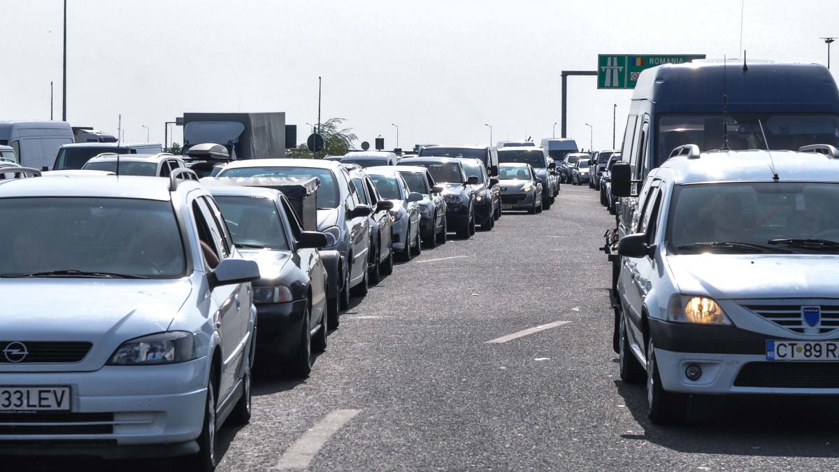trafic infernal pe valea prahovei si pe autostrazile a1 si a2 romanii se intorc acasa dupa minivacanta de rusalii