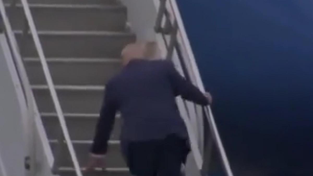 trump s a impiedicat de scarile pentru copii ale air force one el a ras de joe biden cand s a impiedicat exact la fel acum 2 ani