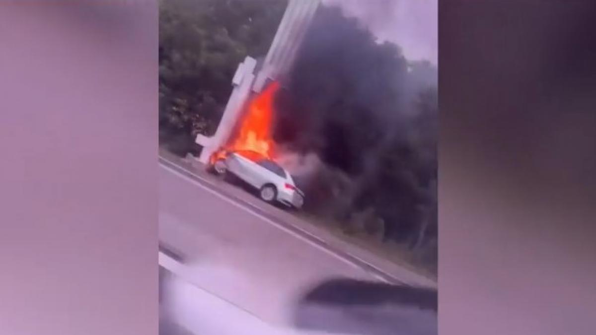 accident grav pe dn1 la ciolpani o masina a luat foc dupa ce a lovit o borna kilometrica soferul a ramas blocat in interior