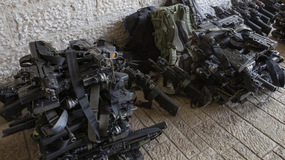 franta este acuzata ca a livrat in mod regulat si continuu armament catre israel acuzatiile vin in urma unui nou raport