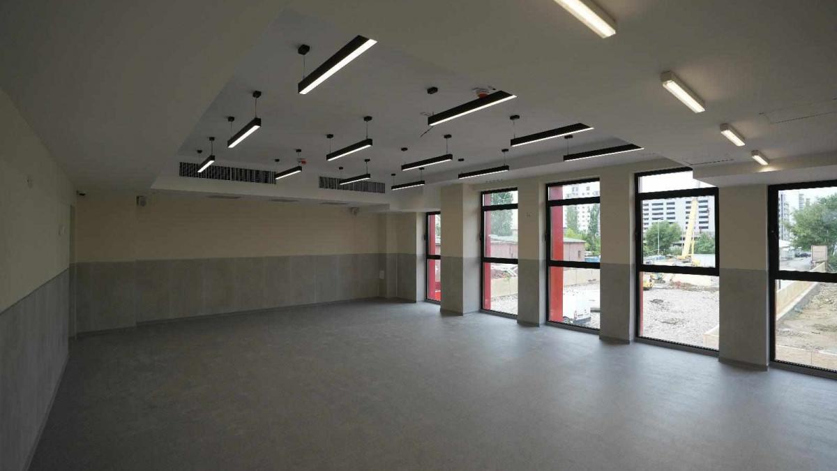 prima scoala construita in bucuresti dupa revolutie unde e localizata si cand se deschide