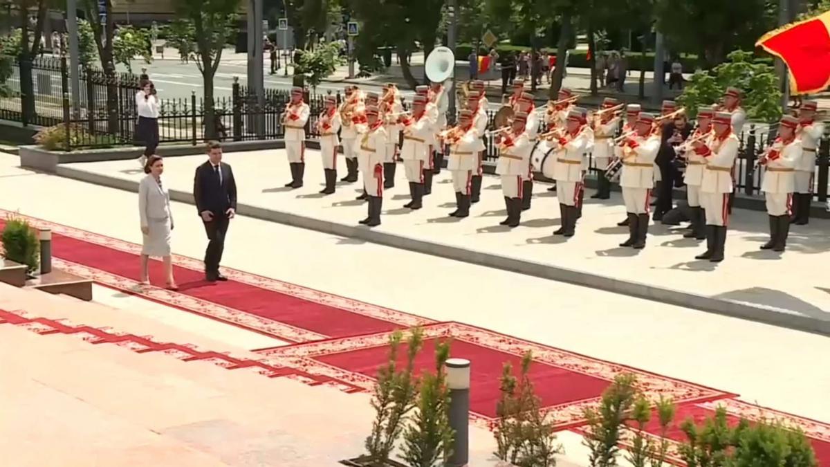 prima vizita externa a lui nicusor dan presedintele a ajuns in republica moldova unde a fost primit de maia sandu