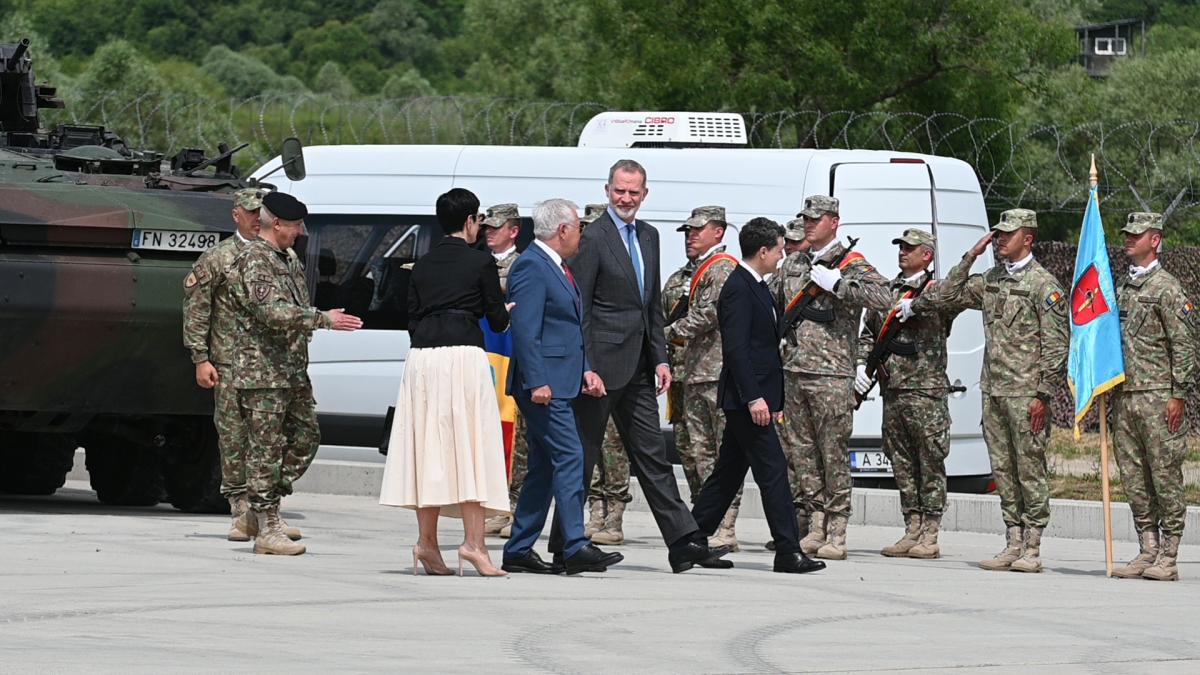 regele felipe al spaniei si presedintele nicusor dan sunt impreuna la cincu regele a salutat garda de onoare in limba romana