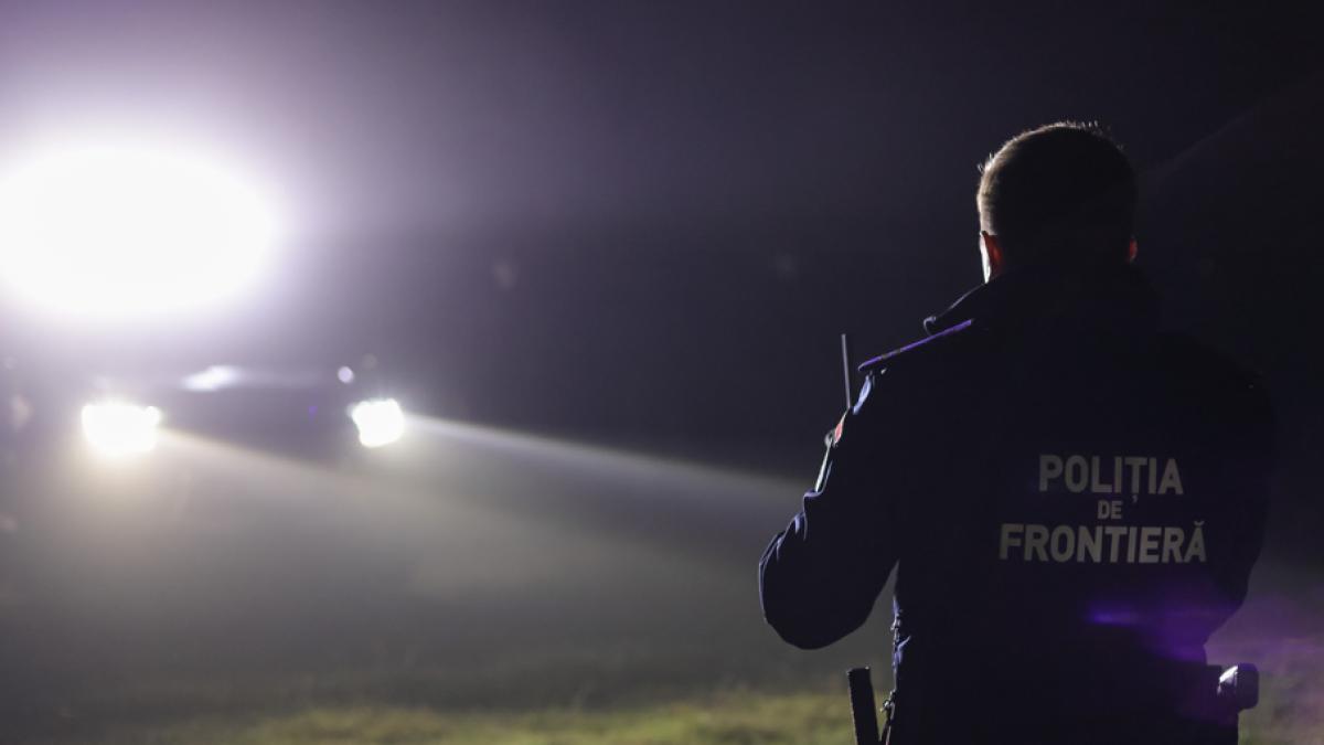 un politist de frontiera a furat baxuri de tigari din camera de probe si a incercat sa fuga a fost oprit doar cu focuri de arma