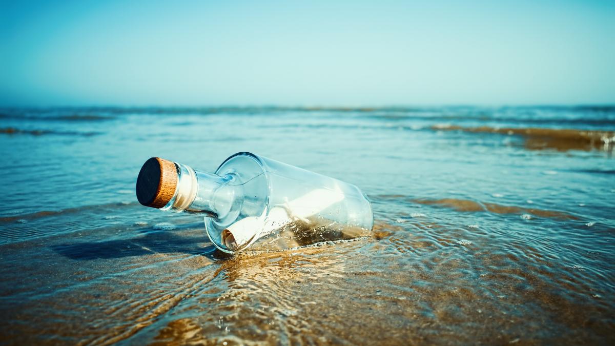 o sticla cu un mesaj purtata de valuri timp de 47 de ani a ajuns la mal ce scria pe biletel