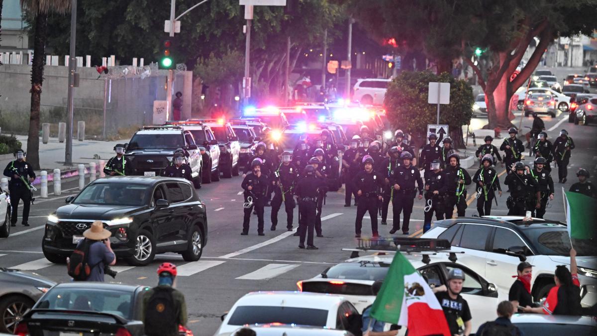 primaria din los angeles anunta restrictii de circulatie pe timp de noapte politistii au facut arestari in masa